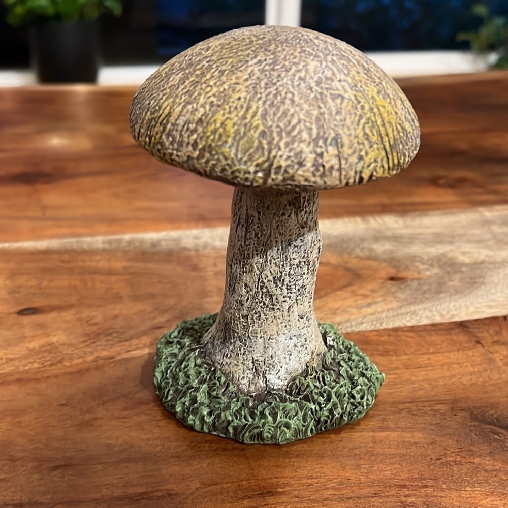 Cute Little Mushroom Statue - Picture 2 of 2